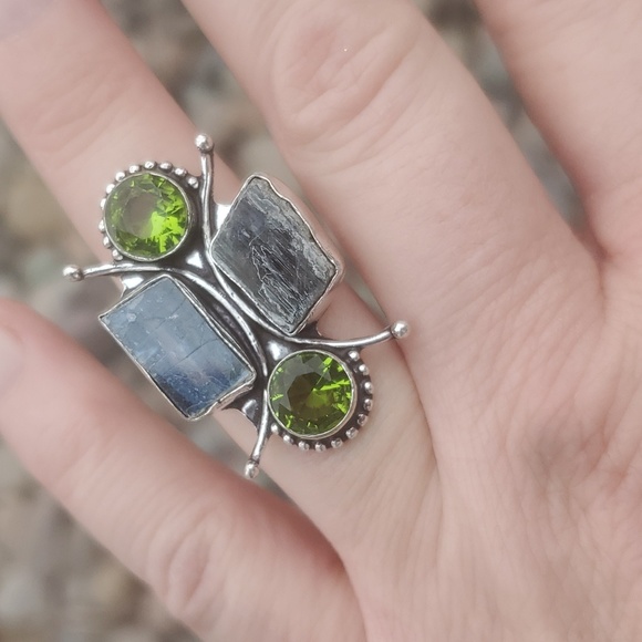 New Rough Kyanite & Peridot 925 Silver Statement Ring. - Picture 5 of 11